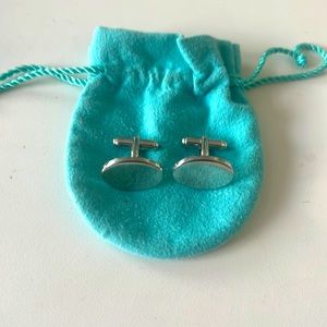 Silver cuff links, highly reflective.About 1” long. Engravable